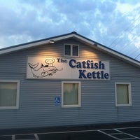 รูปภาพถ่ายที่ The Catfish Kettle โดย Chris S. เมื่อ 7/12/2012