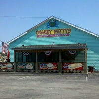 Das Foto wurde bei Crabby Patty&amp;#39;s von David&amp;#39;s Backyard Patio Grill and Beer am 6/29/2012 aufgenommen