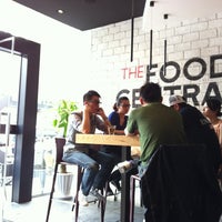 Foto tomada en The Food Central  por Rimi C. el 5/5/2012