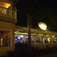 Das Foto wurde bei Buster&amp;#39;s Beachhouse Grill &amp;amp; Longboard Bar von Gee 🐷 am 8/11/2012 aufgenommen