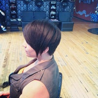 8/15/2012 tarihinde Katie L.ziyaretçi tarafından Milios Hair Studio'de çekilen fotoğraf