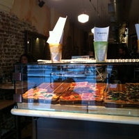 Foto scattata a Piazza 17 Wine Bar and Pizza on the Square da Mari il 2/12/2012