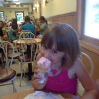 Photo prise au The Big Dipper Ice Cream &amp;amp; Yogurt par Sue S. le6/27/2012
