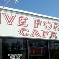 Foto tomada en Five Forks Cafe  por Bradley el 6/9/2012