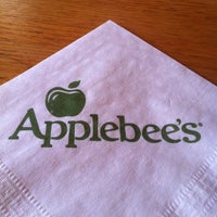 Photo prise au Applebee&amp;#39;s Neighbourhood Grill &amp;amp; Bar par Joseph L. le6/2/2012