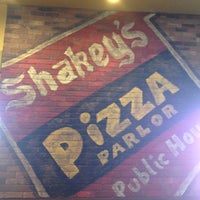Foto diambil di Shakey&#39;s Pizza Parlor oleh Ray D. pada 8/25/2012