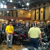 Foto tirada no(a) Mad River Harley-Davidson por Corey B. em 6/8/2012