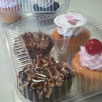 Foto tirada no(a) Cupcakes-A-Go-Go por Jessica U. em 2/14/2012