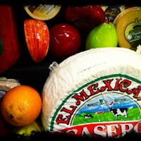 รูปภาพถ่ายที่ Los Altos Ranch Market โดย Yaotl R. เมื่อ 8/14/2012