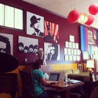 Das Foto wurde bei Royal Cup Cafe von Sandy W. am 6/17/2012 aufgenommen