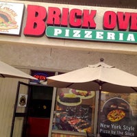 Foto tomada en Brick Oven Pizzeria  por Ron Jeremy R. el 4/25/2012
