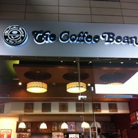 Photo taken at The Coffee Bean &amp;amp; Tea Leaf by Ernesto G. on 8/13/2012