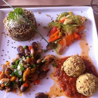 Foto diambil di Banana Verde oleh Melina G. pada 3/31/2012