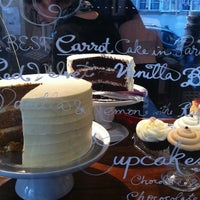 Foto tomada en Sugarplum Cake Shop  por Rahaf H. el 5/16/2012