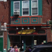 Foto tirada no(a) High Point Cafe por Sam B. em 6/17/2012