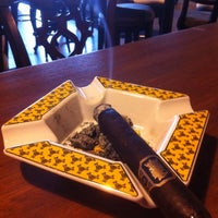 2/27/2012 tarihinde Thomas H.ziyaretçi tarafından Jenuwine Cigar Lounge'de çekilen fotoğraf