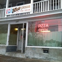 รูปภาพถ่ายที่ Trio&amp;#39;s Pizza โดย Mike B. เมื่อ 2/12/2012