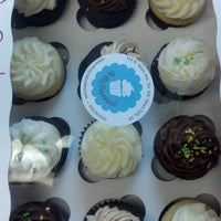 Foto tirada no(a) Oh My Cupcakes! por Janelle A. em 8/18/2012