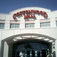 Foto tomada en Cottonwood Mall  por Jason C. el 5/24/2012