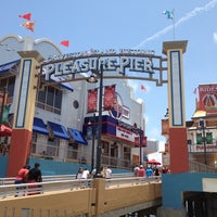 Das Foto wurde bei Galveston Island Historic Pleasure Pier von Vanessa C. am 6/2/2012 aufgenommen