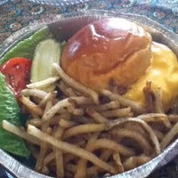 4/21/2012 tarihinde Mary D.ziyaretçi tarafından Burger It Up'de çekilen fotoğraf