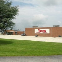 รูปภาพถ่ายที่ York Barbell Retail Outlet Store &amp;amp; Weightlifting Hall of Fame โดย Andréa C. เมื่อ 7/27/2012