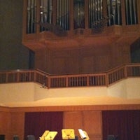รูปภาพถ่ายที่ Lamont School Of Music โดย Michael S. เมื่อ 2/20/2012