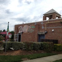 Foto tomada en Ziggy&amp;#39;s Pizza Restaurant And Sports Bar  por Blake G. el 5/13/2012