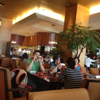 รูปภาพถ่ายที่ Asia Restaurant โดย Andee Y. เมื่อ 9/2/2012