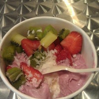 Foto scattata a Off The Wall Frozen Yogurt da Vicki T. il 6/23/2012
