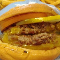 Foto tomada en Elevation Burger  por Megan E. el 5/8/2012