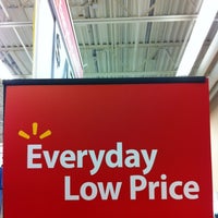 Das Foto wurde bei Walmart Supercentre von sherwin v. am 2/4/2012 aufgenommen