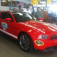 Foto tirada no(a) Red McCombs Ford por Jasmine W. em 8/14/2012