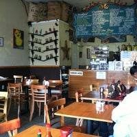 Foto diambil di Vees Cafe oleh Bob Y. pada 3/13/2012