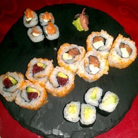 Foto tirada no(a) Sushi Store por Lara L. em 4/20/2012