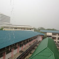 Photo taken at โรงเรียนบางบัว(เพ่งตั้งตรงจิตรวิทยาคาร) by Nat S. on 7/12/2012