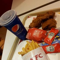 รูปภาพถ่ายที่ KFC โดย Princess S. เมื่อ 4/26/2012