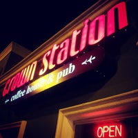 รูปภาพถ่ายที่ Crown Station โดย Cody B. เมื่อ 7/3/2012
