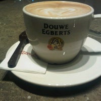 Foto tomada en Douwe Egberts Coffee &amp;amp; Restaurant  por Mervan A. el 3/13/2012