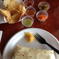 Foto tomada en Caliente Southwest Grille  por Arienne R. el 5/26/2012