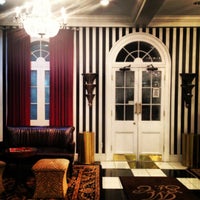 Снимок сделан в Maison Saint Charles Hotel &amp;amp; Suites пользователем Vanessa W. 6/11/2012