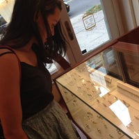 รูปภาพถ่ายที่ Soho Gem Fine Jewelry Boutique โดย J Crowley เมื่อ 9/6/2012