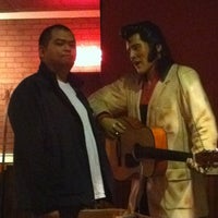 Foto diambil di Red Hot &amp;amp; Blue  -  Barbecue, Burgers &amp;amp; Blues oleh Yumiko G. pada 2/3/2012