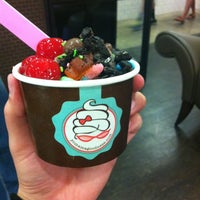 Снимок сделан в Yo Mama! Frozen Yogurt &amp; Goodies пользователем Cassie G. 6/19/2012