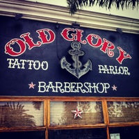 Foto tomada en Old Glory Barbershop and Tattoo  por Kyle el 7/4/2012