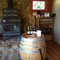 8/5/2012 tarihinde Carly🍒 .ziyaretçi tarafından Vino V Wines'de çekilen fotoğraf
