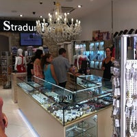 รูปภาพถ่ายที่ Stradun Fashion โดย Dubravko G. เมื่อ 7/21/2012