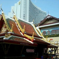 Photo taken at ศาลากลางนำ้ พระโพธิสัตว์กวนอิม SuanPlu temple by Josh ข. on 3/1/2012