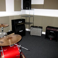 8/22/2012 tarihinde Rivington Music Rehearsal Studiosziyaretçi tarafından Rivington Music Rehearsal Studios'de çekilen fotoğraf