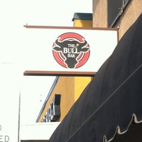 Foto tomada en The Bull Bar  por Julie G. el 5/5/2012